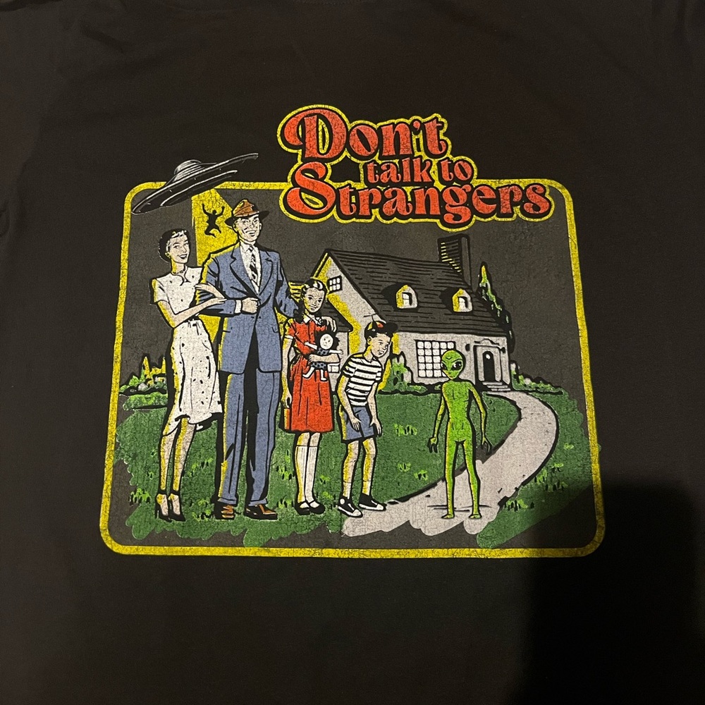 Don’t talk to strangers t-shirt M
